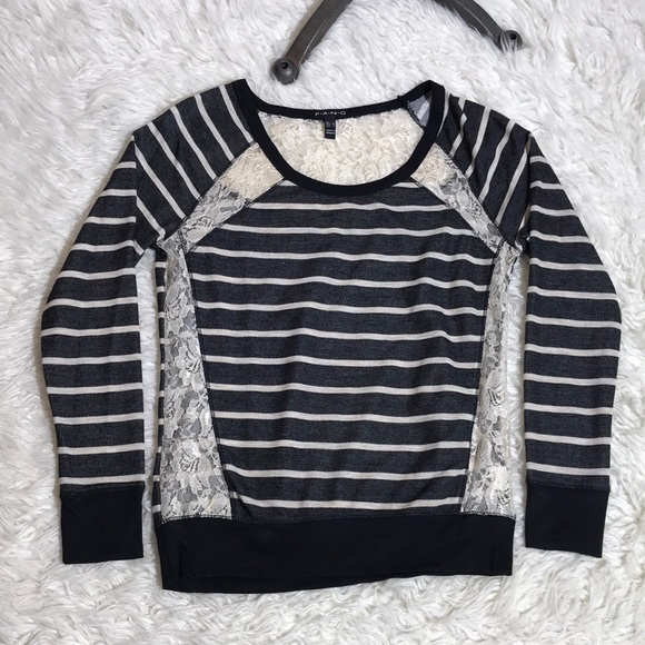 Light woman’s small lace pattern sweater - Picture 1 of 5